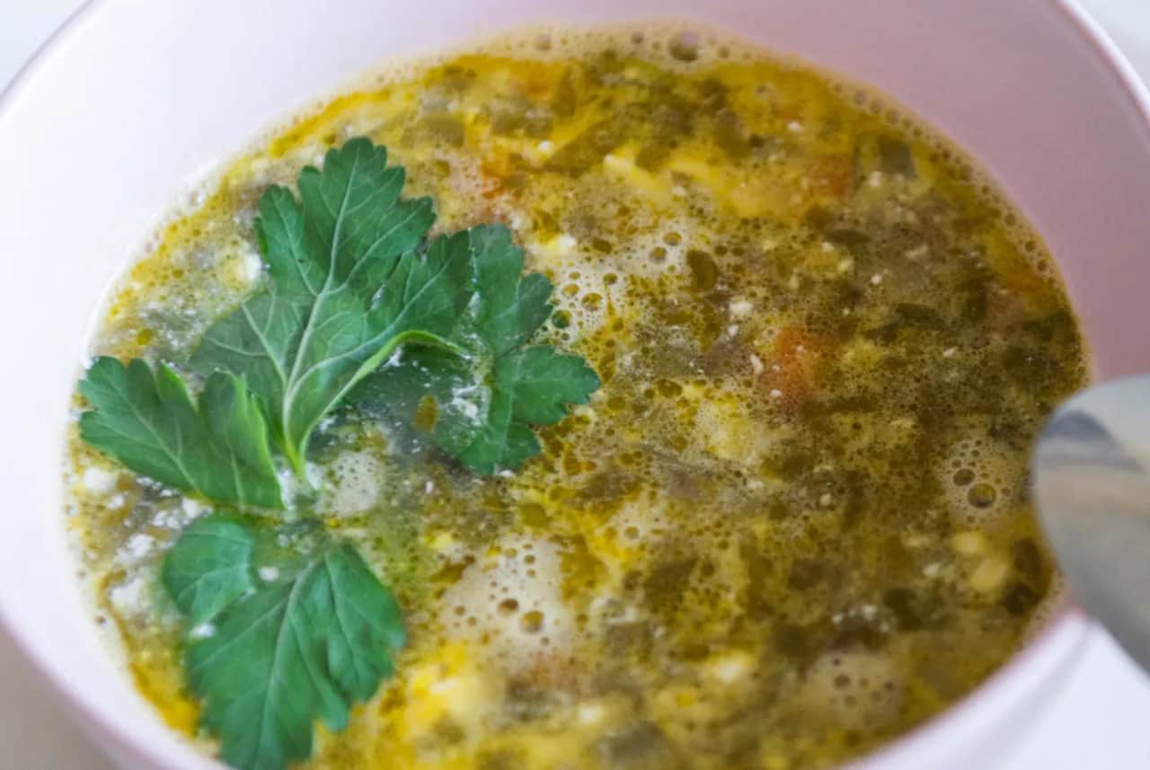 Jakie przyprawy do zupy szczawiowej, by uniknąć mdłego smaku?