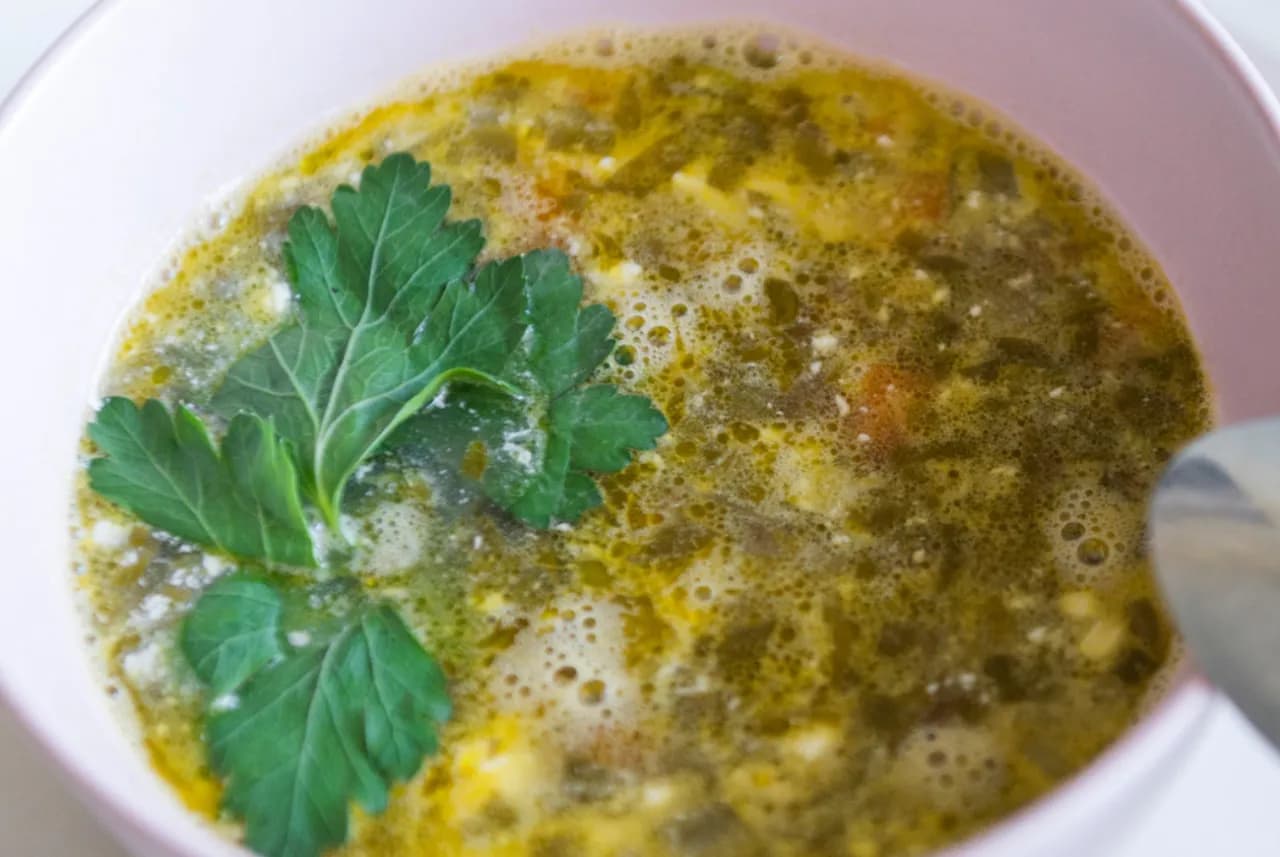 Jakie przyprawy do zupy szczawiowej, by uniknąć mdłego smaku?