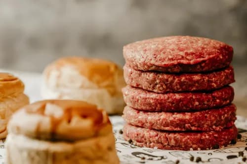 Jak długo smażyć burger wołowy, aby był idealnie soczysty?