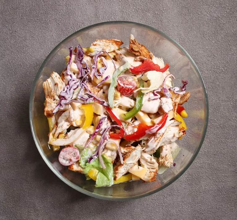 Ile kcal ma sałatka z kurczakiem? Sprawdź, co naprawdę jesz