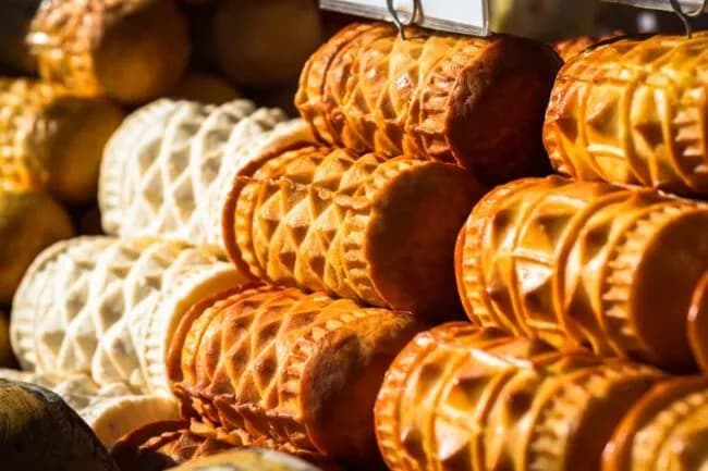 Ile kalorii ma oscypek niewędzony? Sprawdź, co musisz wiedzieć