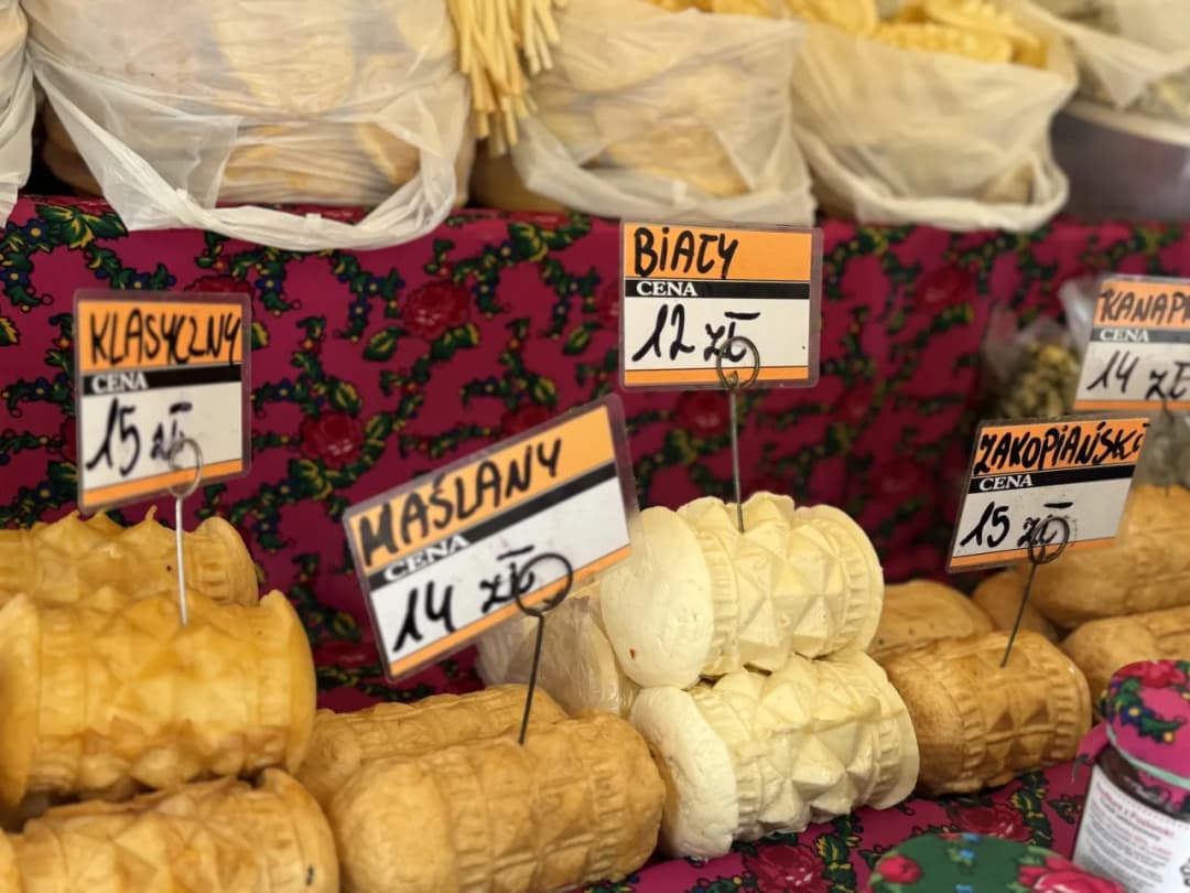 Gdzie oscypki w Zakopanem? Najlepsze miejsca na autentyczne smaki