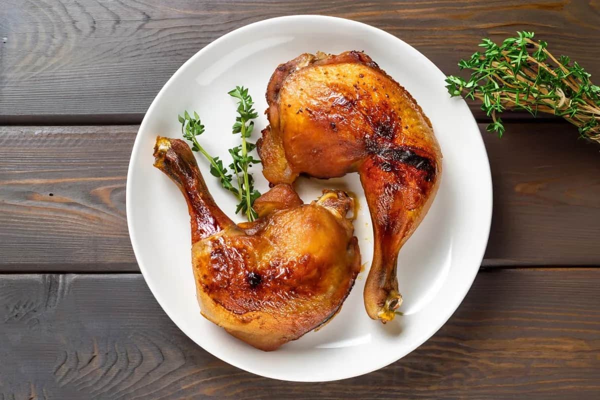 Jak piec kurczaka udka, aby były soczyste i pełne smaku