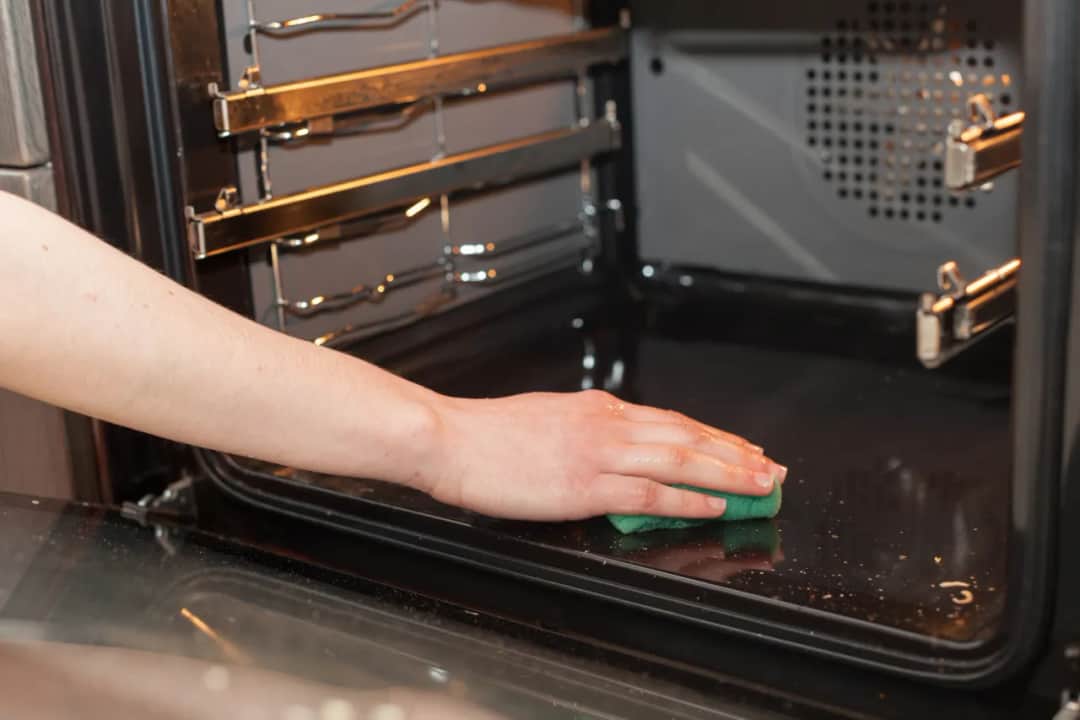 Skuteczne metody na to, jak wyczyścić piekarnik bez wysiłku