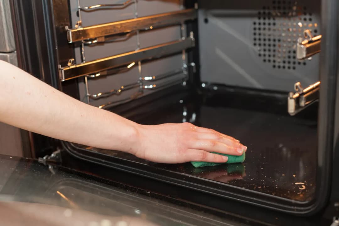 Skuteczne metody na to, jak wyczyścić piekarnik bez wysiłku