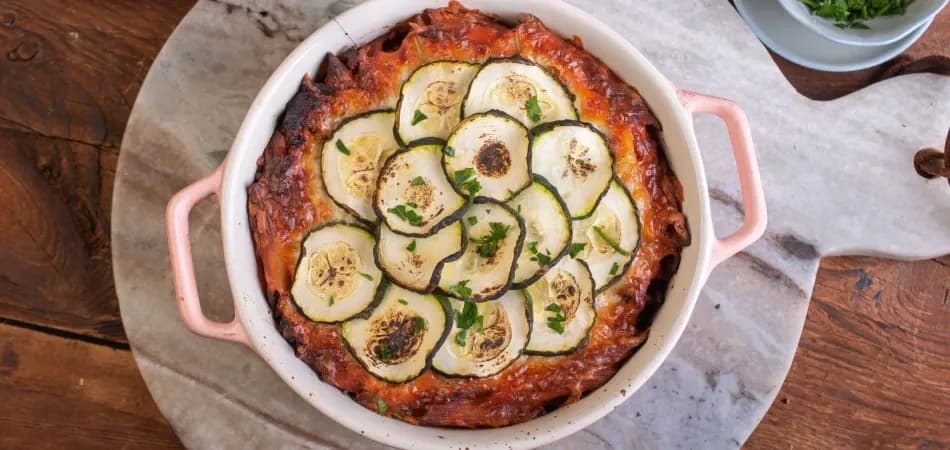 Prosta zapiekanka z makaronem, mięsem mielonym i cukinią, którą pokochasz