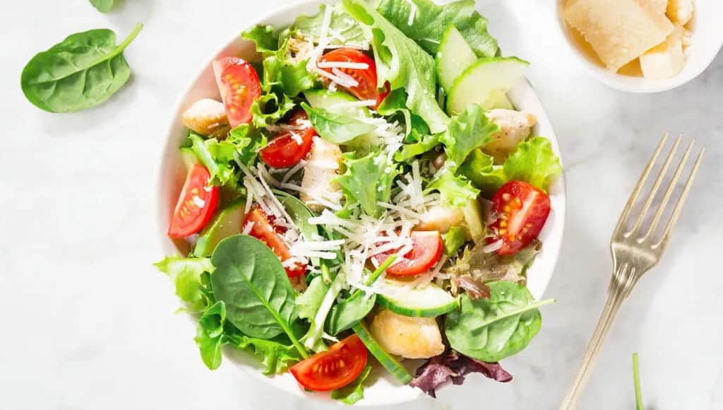 Szybka sałatka na grilla z mix sałat, idealna na letnie przyjęcia