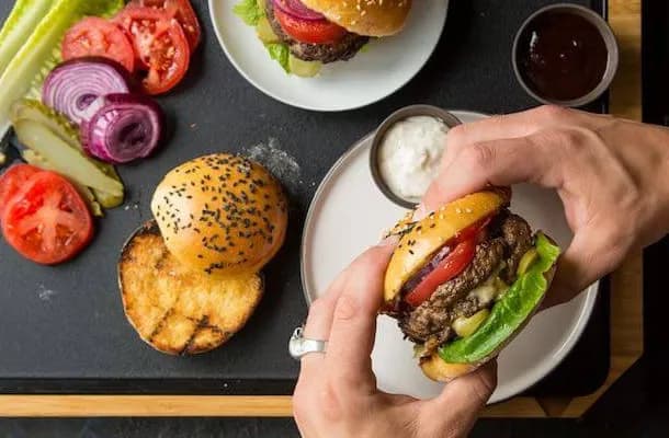 Co dodać do mięsa na burgery, aby uzyskać wyjątkowy smak?