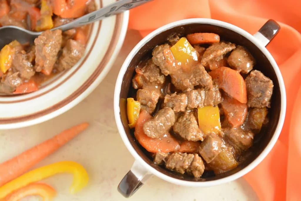 Ile gotować wołowinę na gulasz, aby mięso było idealnie soczyste?