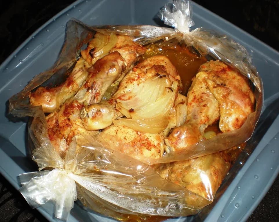 Ile piec pałki z kurczaka w rękawie, aby były soczyste i pyszne