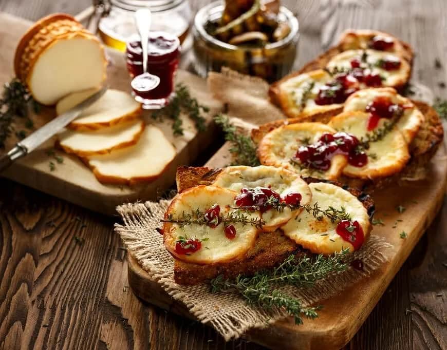 Jak jeść oscypka? Sprawdzone sposoby na wyjątkowe smaki serowe