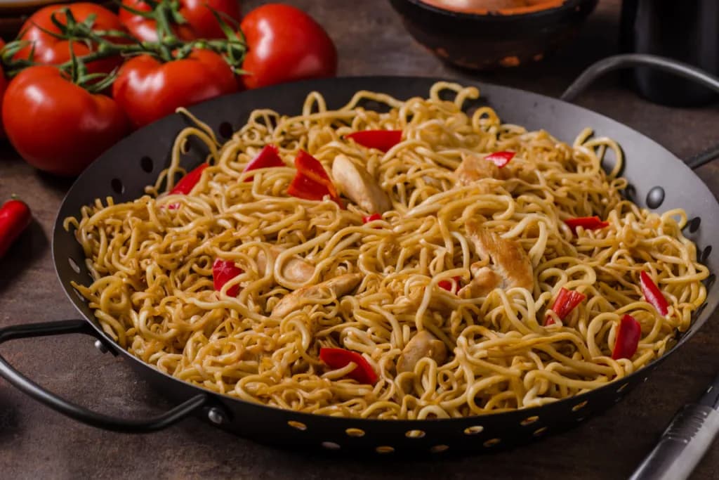 Jak zrobić makaron z kurczakiem - prosty przepis na pyszne danie