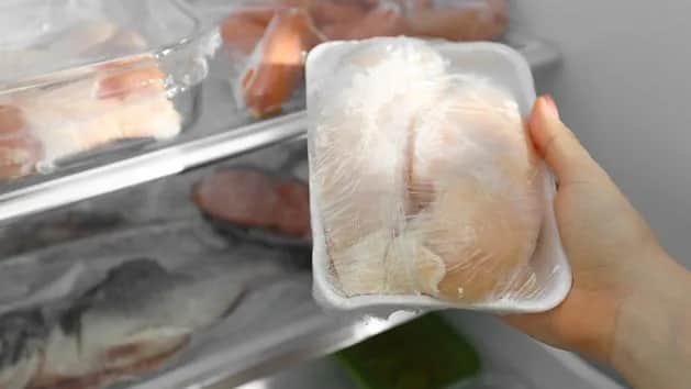 Jak rozmrozić pierś z kurczaka w mikrofali bez ryzyka bakterii