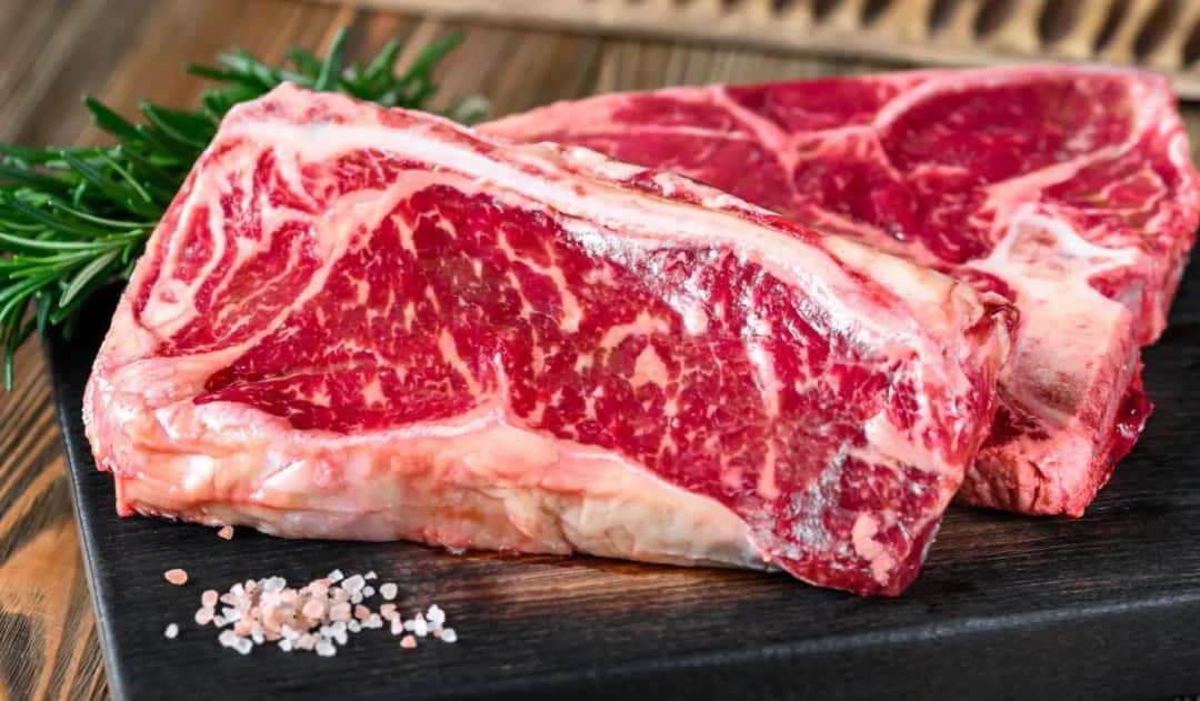 Czy wołowinę się soli? Odkryj najlepsze metody solenia mięsa