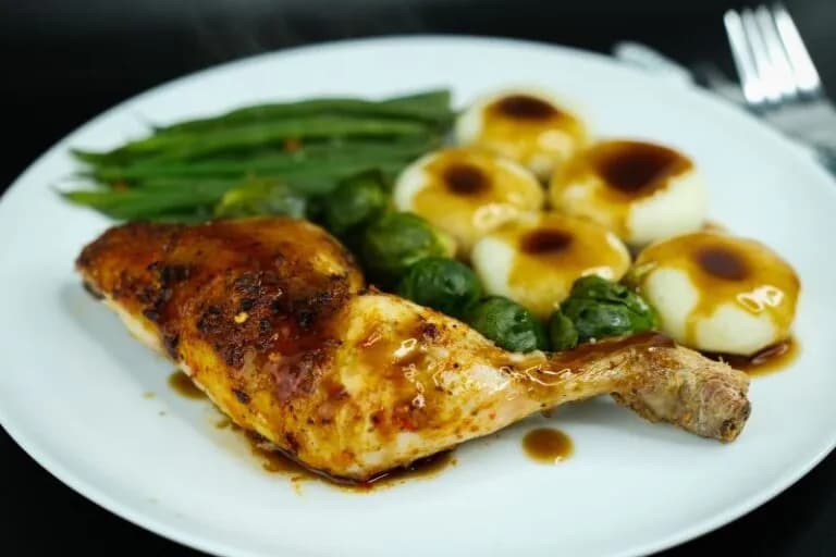 W jakiej temperaturze piec podudzia z kurczaka, aby były soczyste?