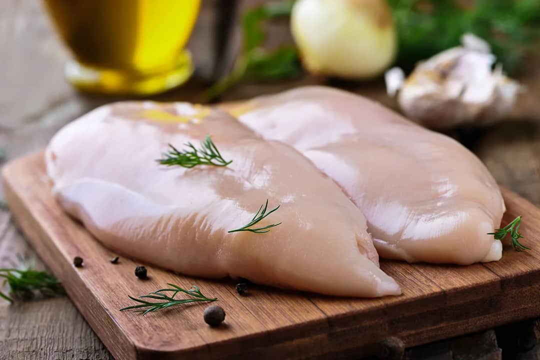 Ile piec pierś z kurczaka, aby była soczysta i idealnie wypieczona?