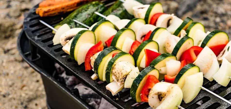 Szaszłyki warzywne na grilla – proste przepisy, które zachwycą smakami