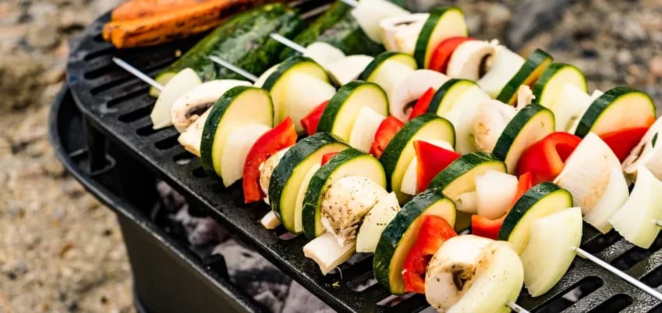 Szaszłyki warzywne na grilla – proste przepisy, które zachwycą smakami
